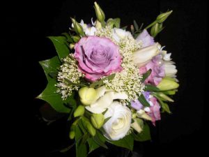 Blumenwiese Floristik Strauß in weiß und lila