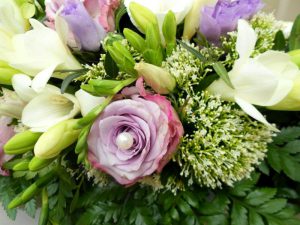 Nahaufnahme Blumenstrauß in weiß und lila vom Blumenladen Blumenwiese Eisenach